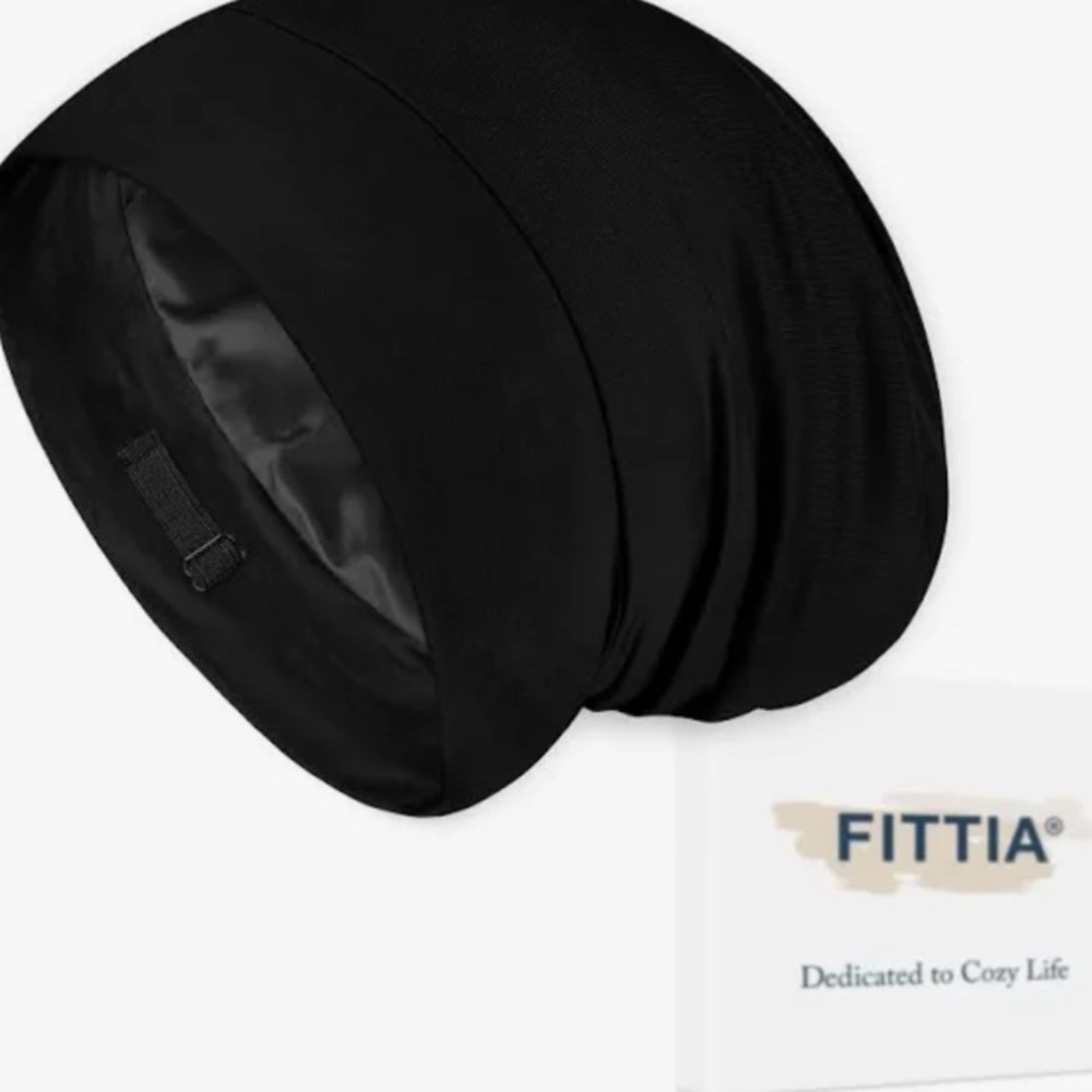 Fittia Black Cozy Beanie